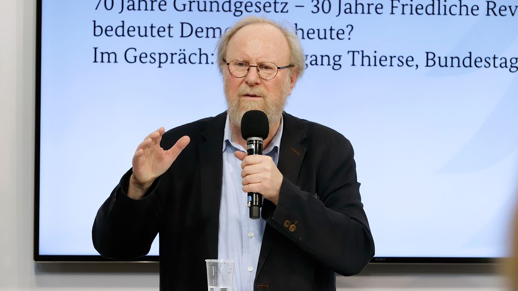 Wolfgang Thierse auf dem Stand der Bundesregierung bei der Leipziger Buchmesse