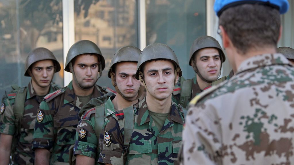 A member of the German navy trains Lebanese troops.