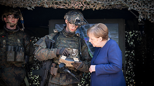 Bundeskanzlerin Angela Merkel beim Besuch der Panzlerlehrbrgade 9 der Bundeswehr in Munster.