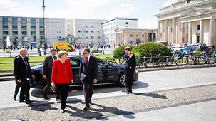 Bundeskanzlerin Angela Merkel wird bei der Anmkunft zur Festveranstaltung der "Generationsbrücke Deutschland" von Vorstand Horst Krumbach begrüßt.