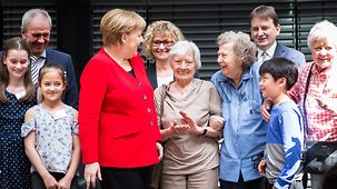 Bundeskanzlerin Angela Merkel bei einer Festveranstaltung der "Generationsbrücke Deutschland" mit Senioren und Kindern.