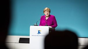 Bundeskanzlerin Angela Merkel bei der 11. Nationalen Maritimen Konferenz im Gespräch mit Winfried Kretschmann, badenwürttembergischer Ministerpräsident. 