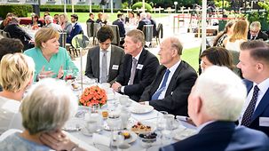 Bundeskanzlerin Angela Merkel im Park von Schloss Bellevue bei einer Geburtstagskaffeetafel mit 220 Bürger anlässlich 70. Jahrestag des Grundgesetzes.