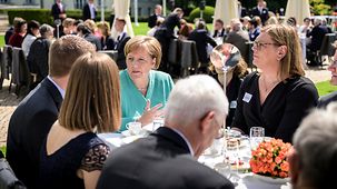 Bundeskanzlerin Angela Merkel im Park von Schloss Bellevue bei einer Geburtstagskaffeetafel mit 220 Bürger anlässlich 70. Jahrestag des Grundgesetzes.