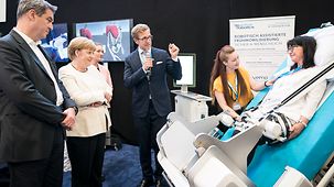 Bundeskanzlerin Angela Merkel beim Besuch der Technischen Universität in München, Munich School of Robotics and Machine Intelligence