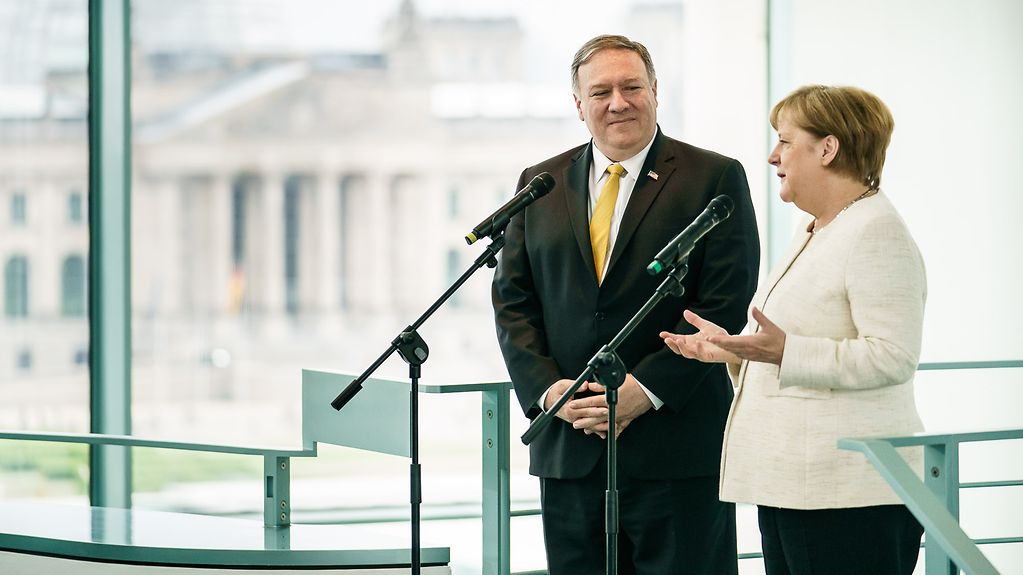 La chancelière fédérale Angela Merkel et le secrétaire d'État américain Mike Pompeo devant deux microphones à la Chancellerie fédérale