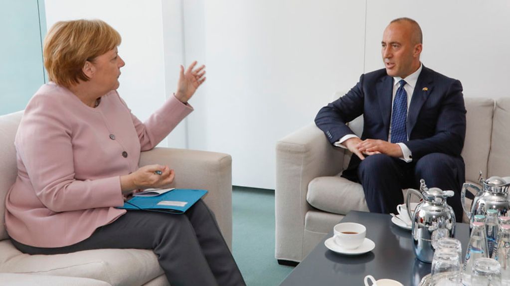 La chancelière fédérale Angela Merkel en conversation avec Ramush Haradinaj, chef du gouvernement de la République du Kosovo