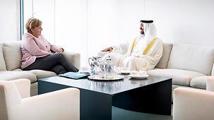 Angela Merkel en conversation avec le prince héritier d’Abou Dhabi Cheikh Mohammed bin Zayed Al Nahyan