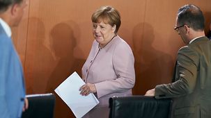 La chancelière fédérale Angela Merkel prend place pour la réunion du conseil des ministres fédéral.