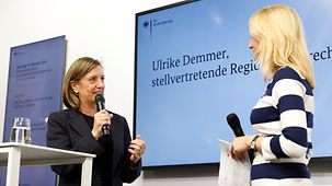 Die stellvertretende Regierungssprecherin UIrike Demmer auf dem Stand der Bundesregierung bei der Frankfurter Buchmesse