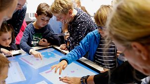 Kinder bei einem interaktiven Quiz auf der Frankfurter Buchmesse.