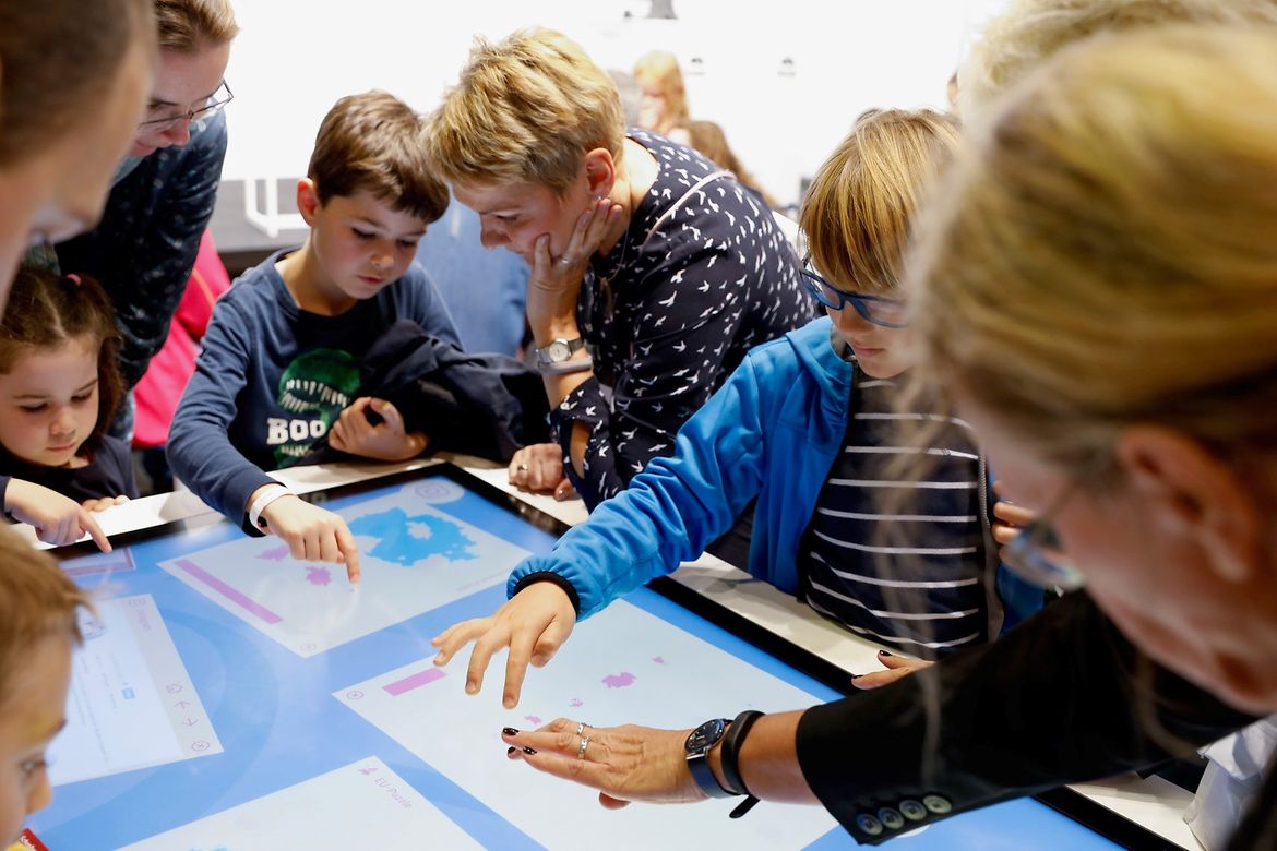 Kinder bei einem interaktiven Quiz auf der Frankfurter Buchmesse.