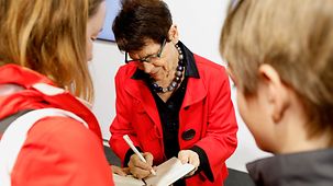 Die frühere Bundestagspräsidentin Rita Süssmuth gibt Autogramme auf der Frankfurter Buchmesse.