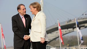 Bundeskanzlerin Angela Merkel begrüßt den Außenbeauftragter der EU, Xavier Solana,vor der Rheinbrücke in Kehl zum Nato-Gipfel