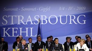 Tour de table: Arbeitssitzung des Nordatlantikrats mit Nato-Generalsekretär Jaap de Hoop Scheffer, dem französischen Präsidenten Nicolas Sarkozy und Bundeskanzlerin Angela Merkel