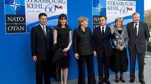 Joachim Sauer, Carla Bruni-Sarkozy, Bundeskanzlerin Angela Merkel, der französische Präsident Nicolas Sarkozy, Jeannine de Hoop Scheffer und Nato-Generalsekretär Jaap de Hoop Scheffer