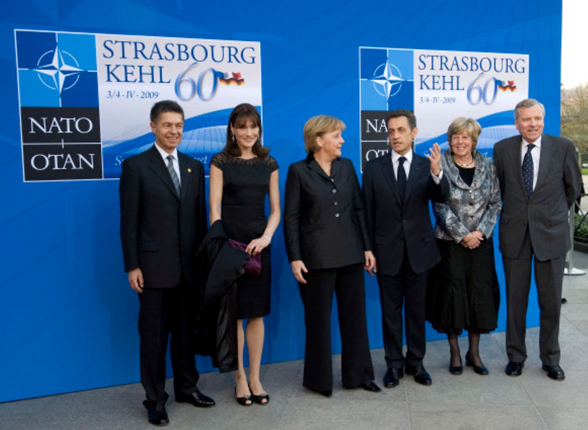 Joachim Sauer, Carla Bruni-Sarkozy, Bundeskanzlerin Angela Merkel, der französische Präsident Nicolas Sarkozy, Jeannine de Hoop Scheffer und Nato-Generalsekretär Jaap de Hoop Scheffer