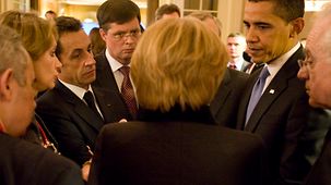 US-Präsident Obama, Bundeskanzlerin Merkel, Nato Generalsekretär Hoop Scheffer, der französische Staatspräsident Sarkozy und der niederländische Premierminister Balkenende unterhalten sich im Restaurant 'Sommergarten' im Kurhaus Baden Baden