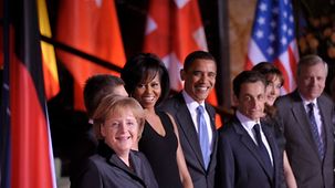 Bundeskanzlerin Angela Merkel, der französische Präsident Nicolas Sarkozy, Nato-Generalsekretär Jaap de Hoop Scheffer und deren Ehepartner begrüßen den Präsidenten der USA Barack Obama und Ehefrau im Kurhaus