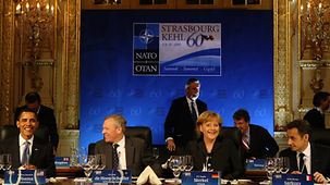 US-Präsident Barack Obama, NATO-Generalsekretär Hoop Scheffer, Bundeskanzlerin Merkel und der französische Staatspräsident Sarkozy zu Beginn des Arbeitsessens im Florentinersaal