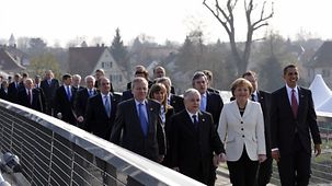 Bundeskanzlerin Angela Merkel geht mit den Staats- und Regierungschefs der Nato-Mitgliedsstaaten über die Passerelle (Rheinbrücke)