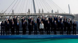 Familienfoto der Staats- und Regierungschefs vor der Rheinbrücke