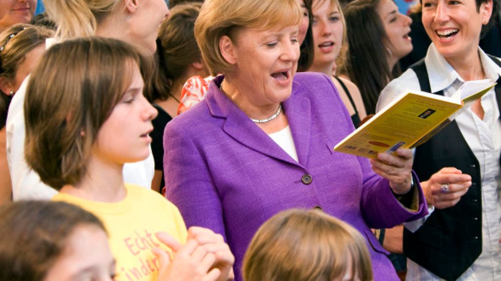 Bundeskanzlerin Merkel singt mit Kindern im Garten des Bundeskanzleramtes