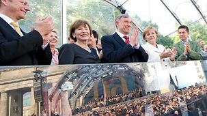 Bundeskanzlerin Merkel und Bundespräsident Köhler auf der Tribüne am Brandenburger Tor
