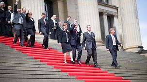 Gäste des Staatsakts gehen die Treppe des Berliner Konzerthauses hinunter