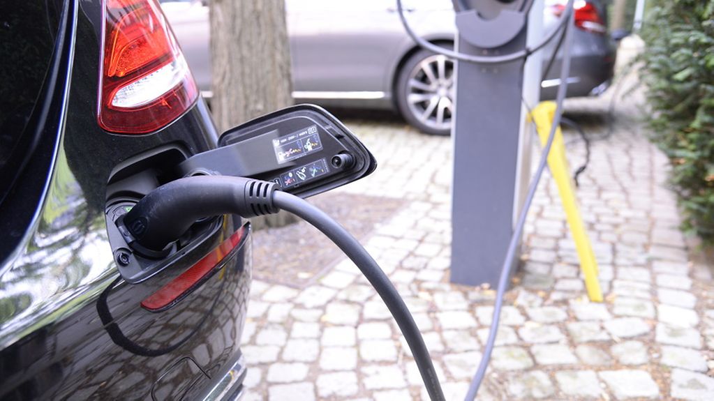 Elektroautos an Strom-Zapfsäulen