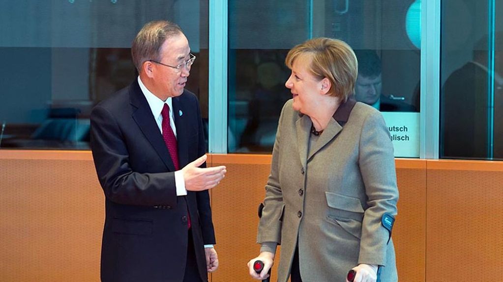Chancellor Angela Merkel welcomes UN Secretary-General Ban Ki-moon to the Federal Chancellery.