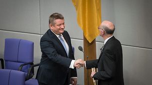Bundestag President Norbert Lammert swears in the new ministers.