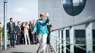 Bundeskanzlerin Merkel auf der Brücke über die Spree.