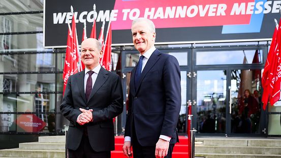 Le chancelier fédéral Olaf Scholz avec le premier ministre norvégien Jonas Gahr Støre à la Foire de Hanovre
