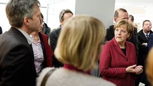 Bundeskanzlerin Angela Merkel unterhält sich mit Zeitzeugen.