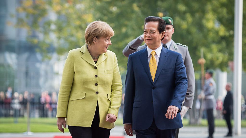 Chancellor Angela Merkel welcomes Vietnamese Prime Minister Nguyen Tan Dung.
