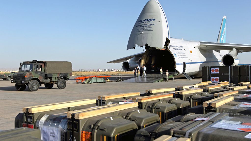 Militärische Ausrüstungsgüter, Waffen und Munition sind auf dem Flughafen Erbil eingetroffen. Die Übergabe der Hilfsgüter/Ausrüstungsmaterialien an die kurdische Peschmerga-Armee soll in Kürze erfolgen. Bundeswehr
