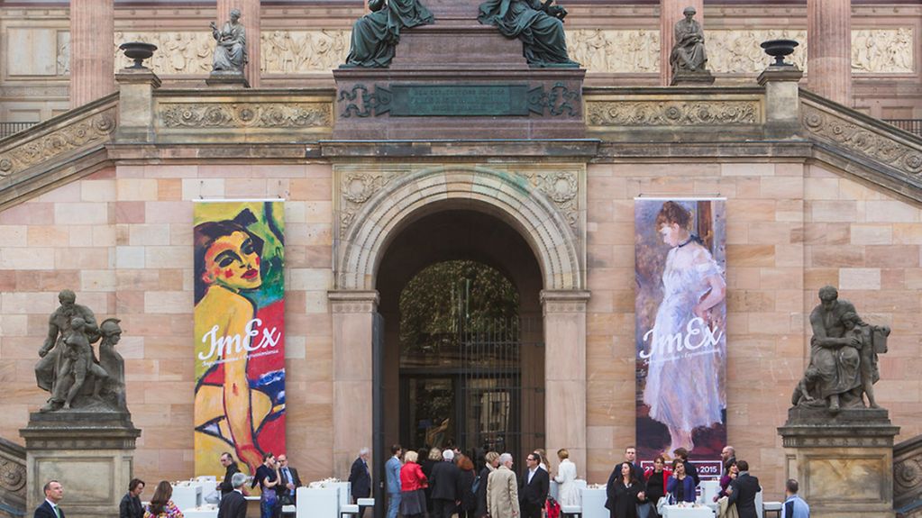Besucher vor der Alten Nationalgalerie in Berlin.