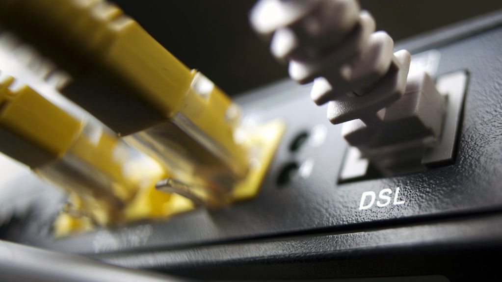 Ein Anschluss für ein DSL-Kabel aus dem Telefon-Festnetz an einem DSL-Router.