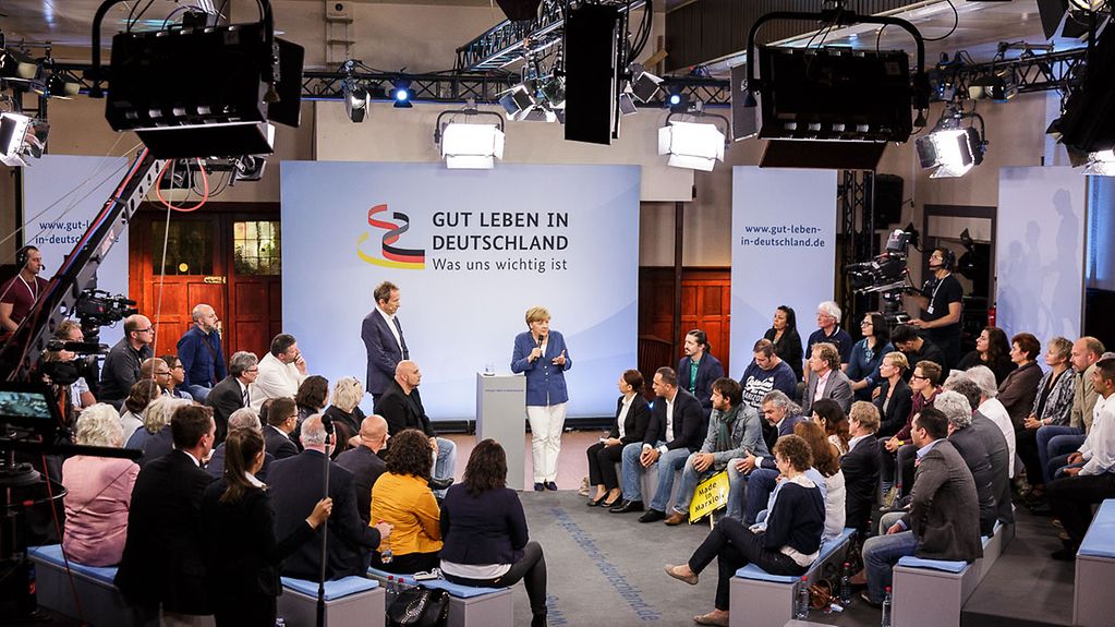 Bundeskanzlerin Angela Merkel im Gespräch mit Bürgern anlässlich der Dialogreihe "Gut leben in Deutschland. Was uns wichtig ist".