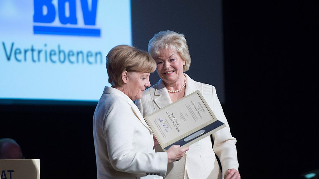 Bundeskanzlerin Angela Merkel und die Präsidentin des Bundes der Vertriebenen, Erika Steinbach.