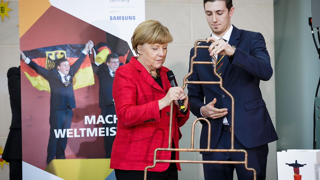 Bundeskanzlerin Angela Merkel mit Nathanael Liebergeld beim Empfang der deutschen Teilnehmer der internationalen Berufsweltmeisterschaft WorldSkills