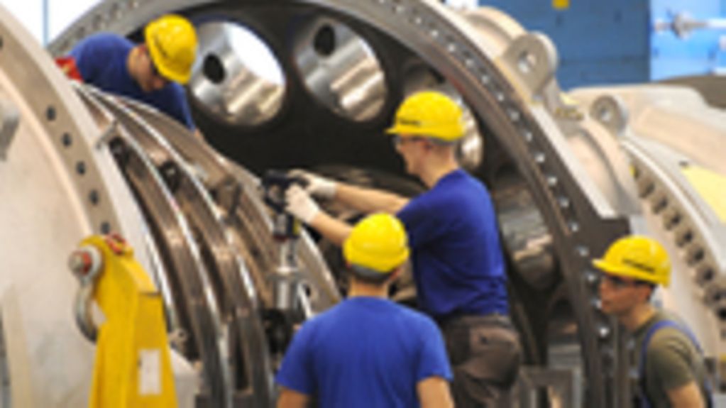 Mitarbeiter der Siemens AG arbeiten in einem Gasturbinenwerk