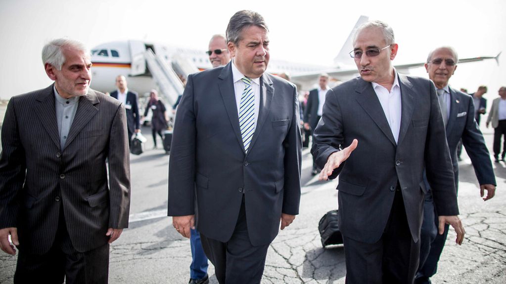 Bundeswirtschaftsminister Gabriel wird am Flughafen in Teheran vom Vize Ölminister Amir Hossein Zamaninia (r) begrüßt.