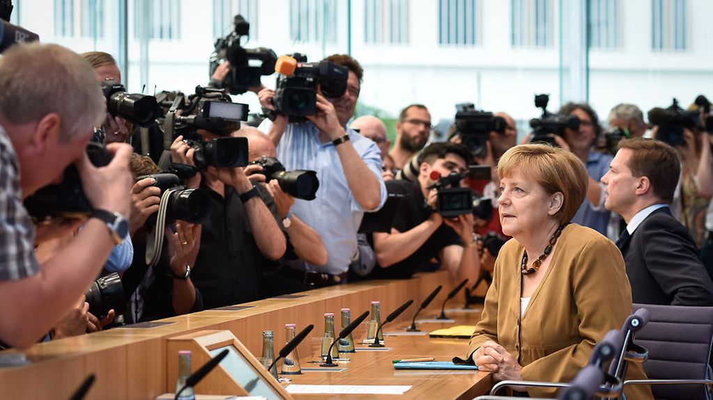 La chancelière fédérale Angela Merkel lors de la conférence de presse estivale annuelle devant la Conférence de presse fédérale