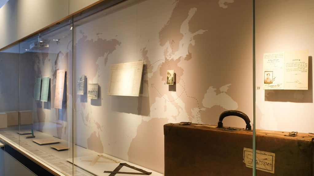 Ein historischer Koffer in der Ausstellung "Exil. Erfahrung und Zeugnis".