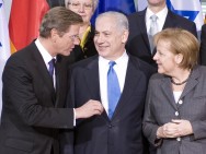Angela Merkel und Benjamin Netanjahu im Gespräch mit Guido Westerwelle