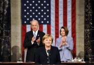 Bundeskanzlerin Angela Merkel während einer Rede im Kapitol vor den Abgeordneten beider Kammern des US-Kongresses. Dahinter: Nancy Pelosi, Sprecherin des Repräsentantenhauses; Joe Biden, Vizepräsident der USA.