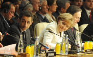 Les hôtes, Nicolas Sarkozy et Angela Merkel, pendant la séance de travail du Conseil de l'Atlantique Nord