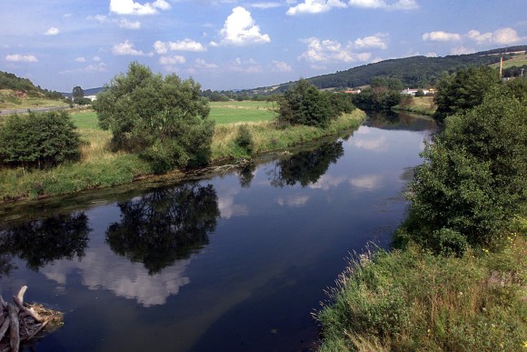 Die Werra trennt das thüringische Vacha südlich von Eisenach vom hessischen Philippsthal.